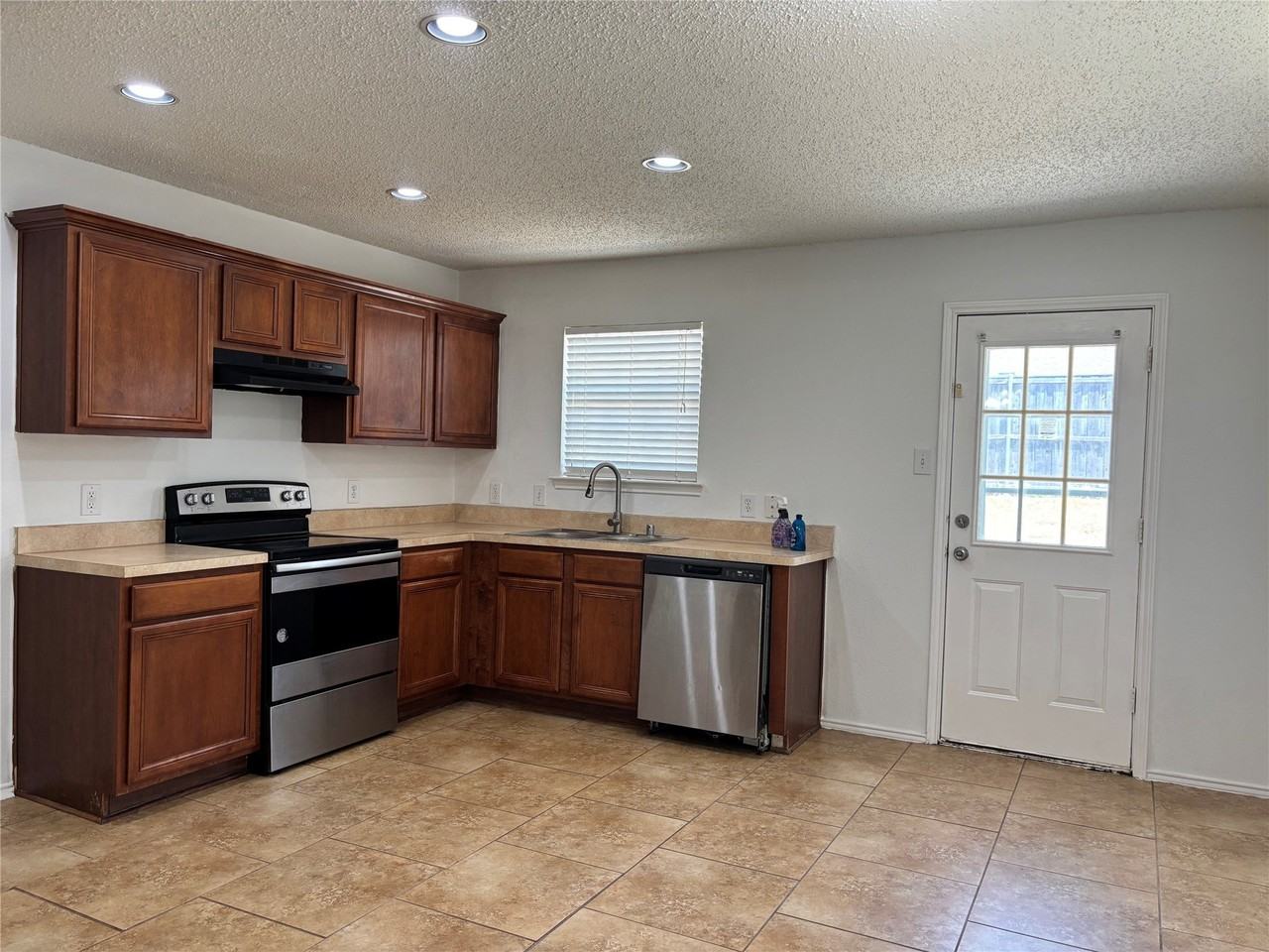 1657 Knight Trl - Photo 4 of 17