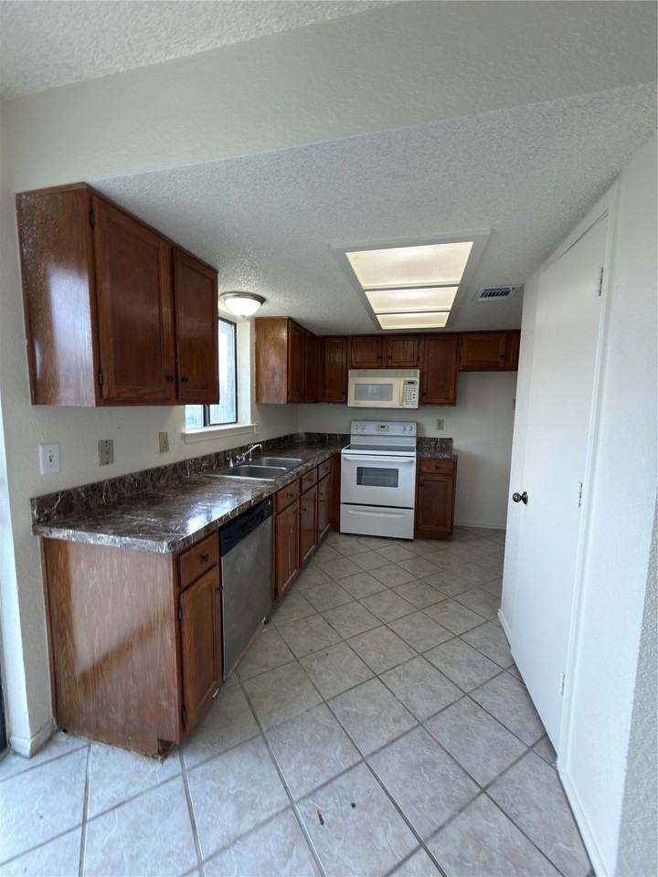 2701 Stanford St #A - Photo 3 of 6