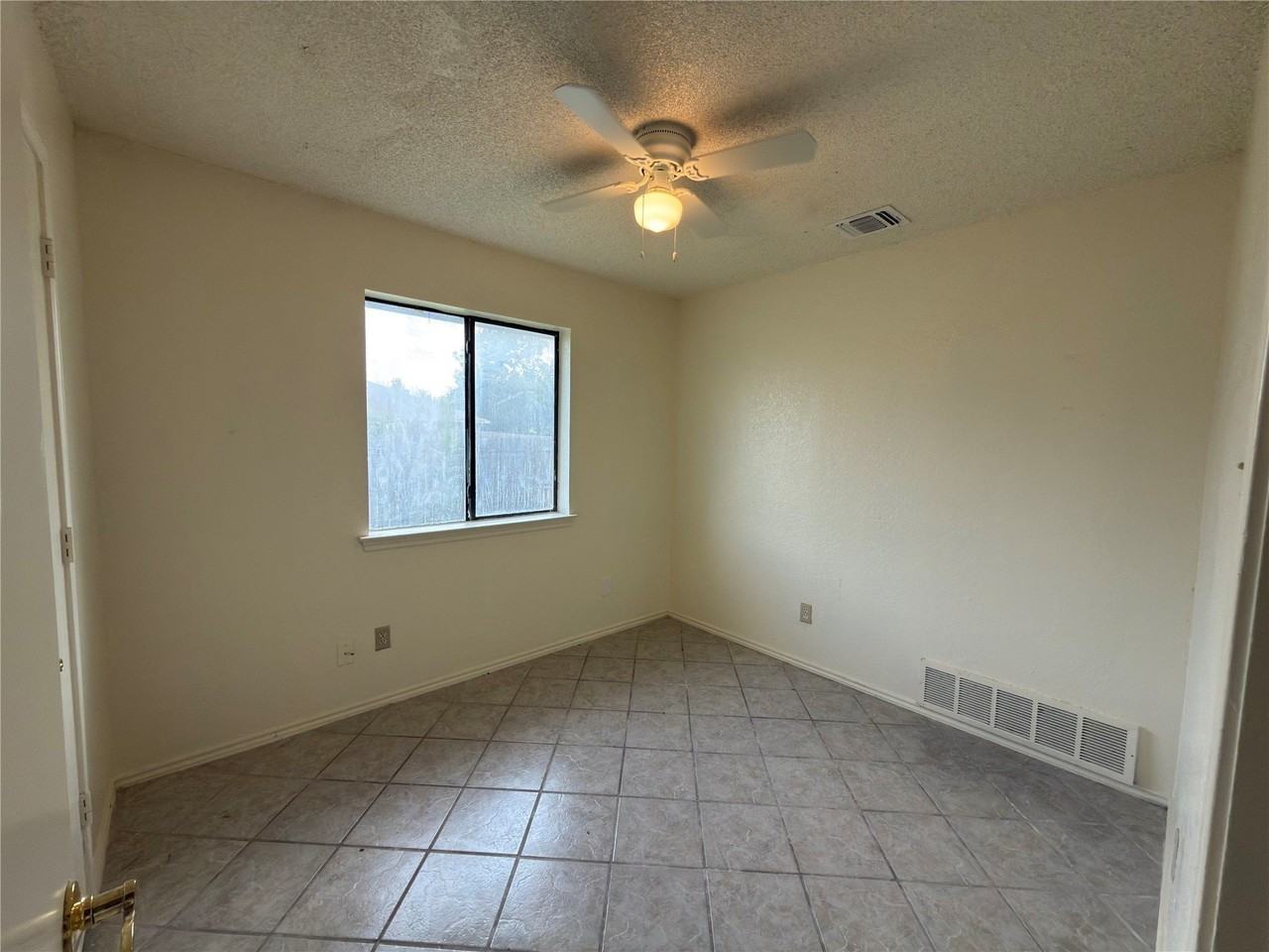 2701 Stanford St #A - Photo 5 of 6