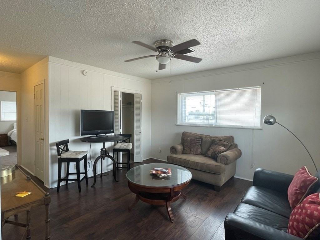 1501 N Texas Ave #B - Photo 2 of 8