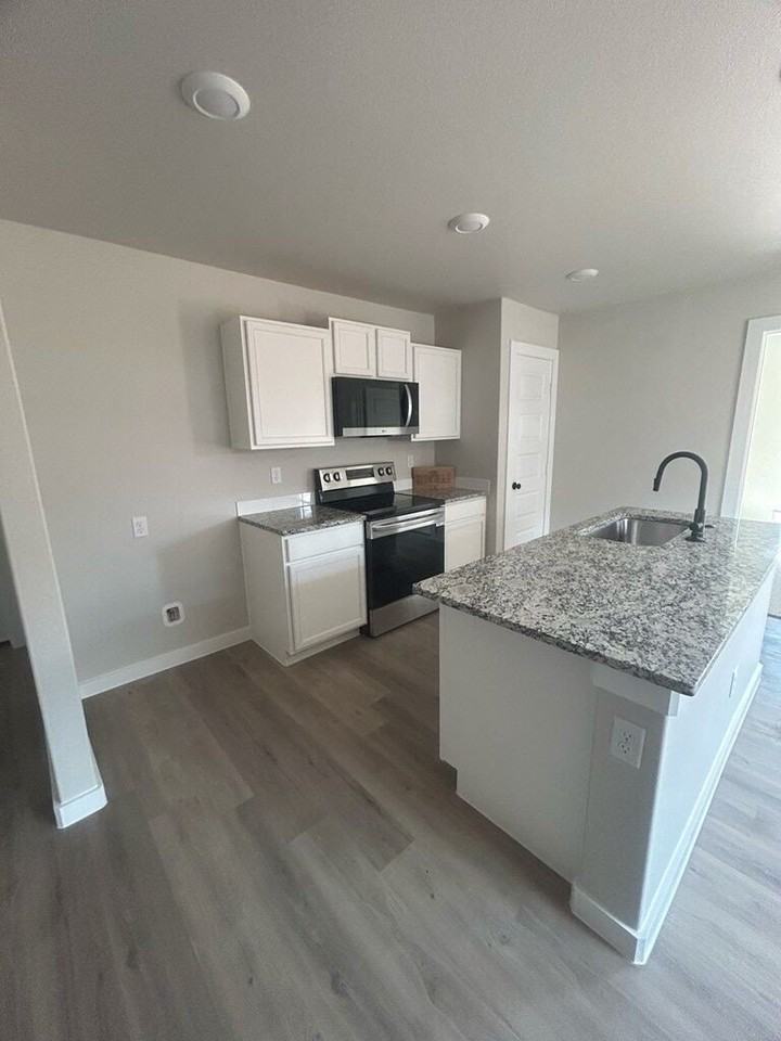 10803 Bandana Dr - Photo 3 of 13