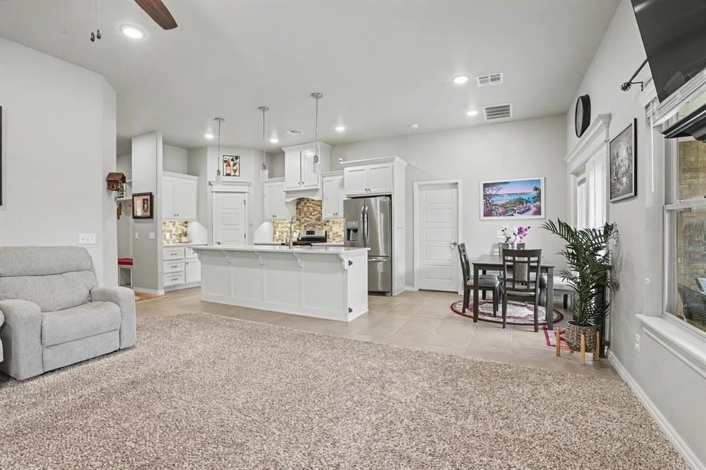 6124 Oxnard St - Photo 6 of 35
