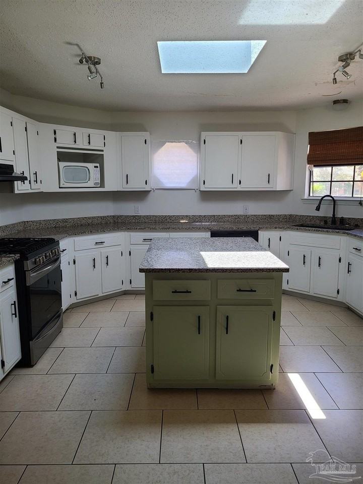 9024 Caribbean Dr - Photo 3 of 20