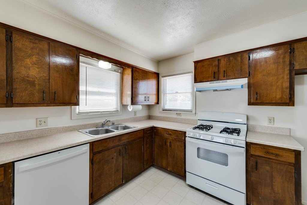 2708 Delano Ave - Photo 2 of 19