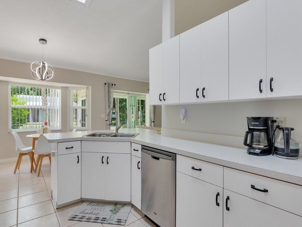 664 Vocelle Ave - Photo 4 of 36