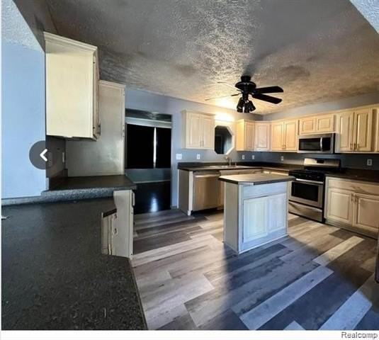 2414 Hialeah Dr - Photo 4 of 12