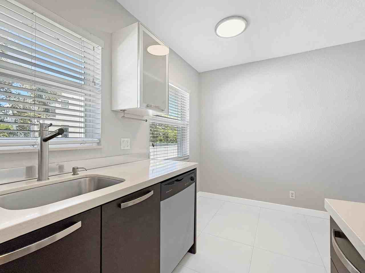 416 Ne 15th Ave #12 - Photo 3 of 28