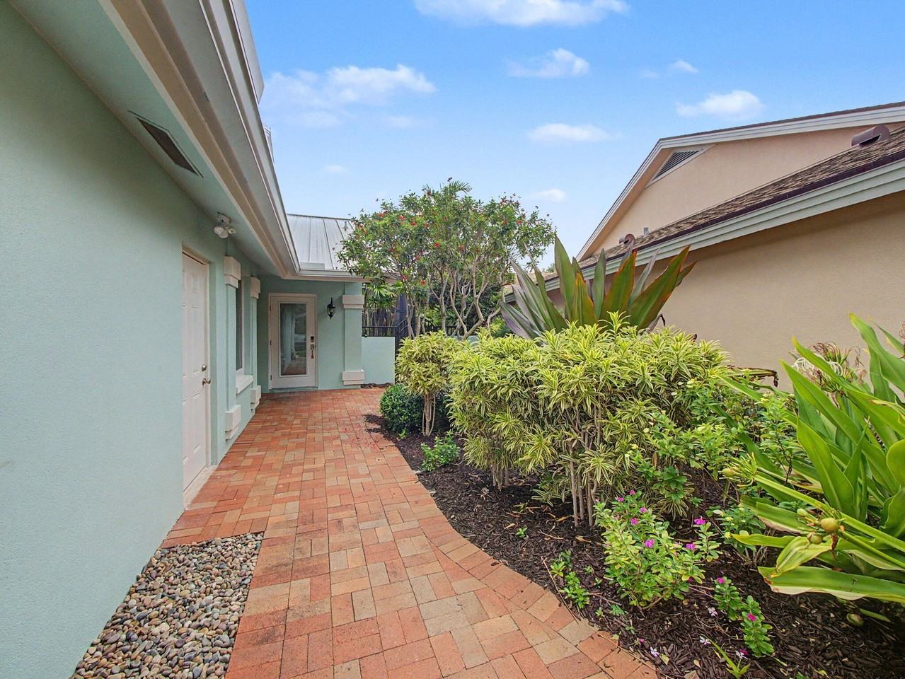 303 Leeward Dr - Photo 2 of 45