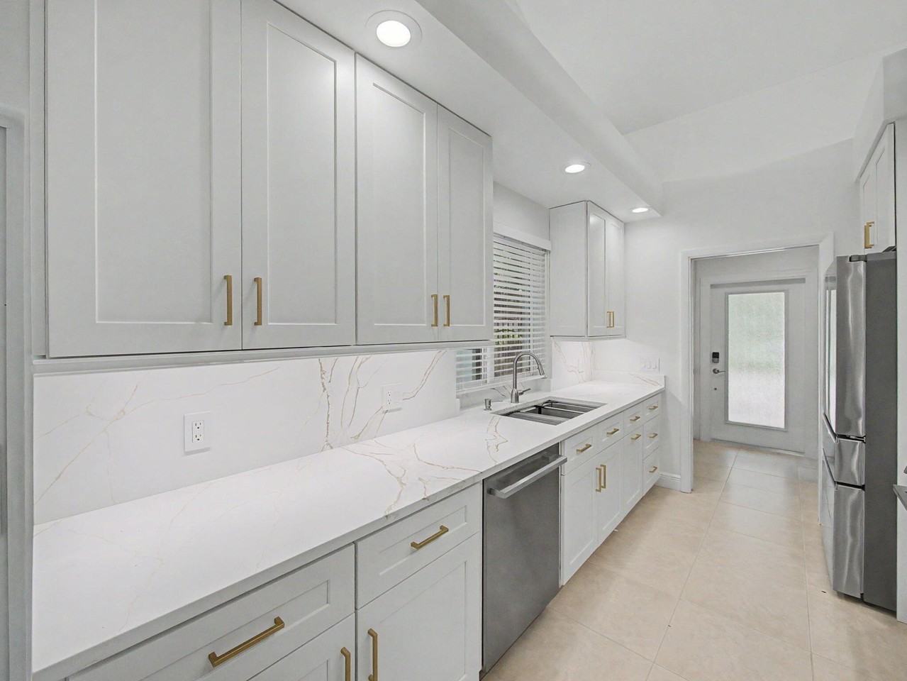 303 Leeward Dr - Photo 4 of 45