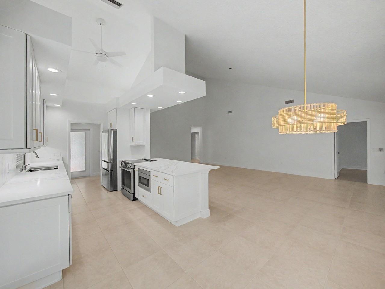 303 Leeward Dr - Photo 5 of 45