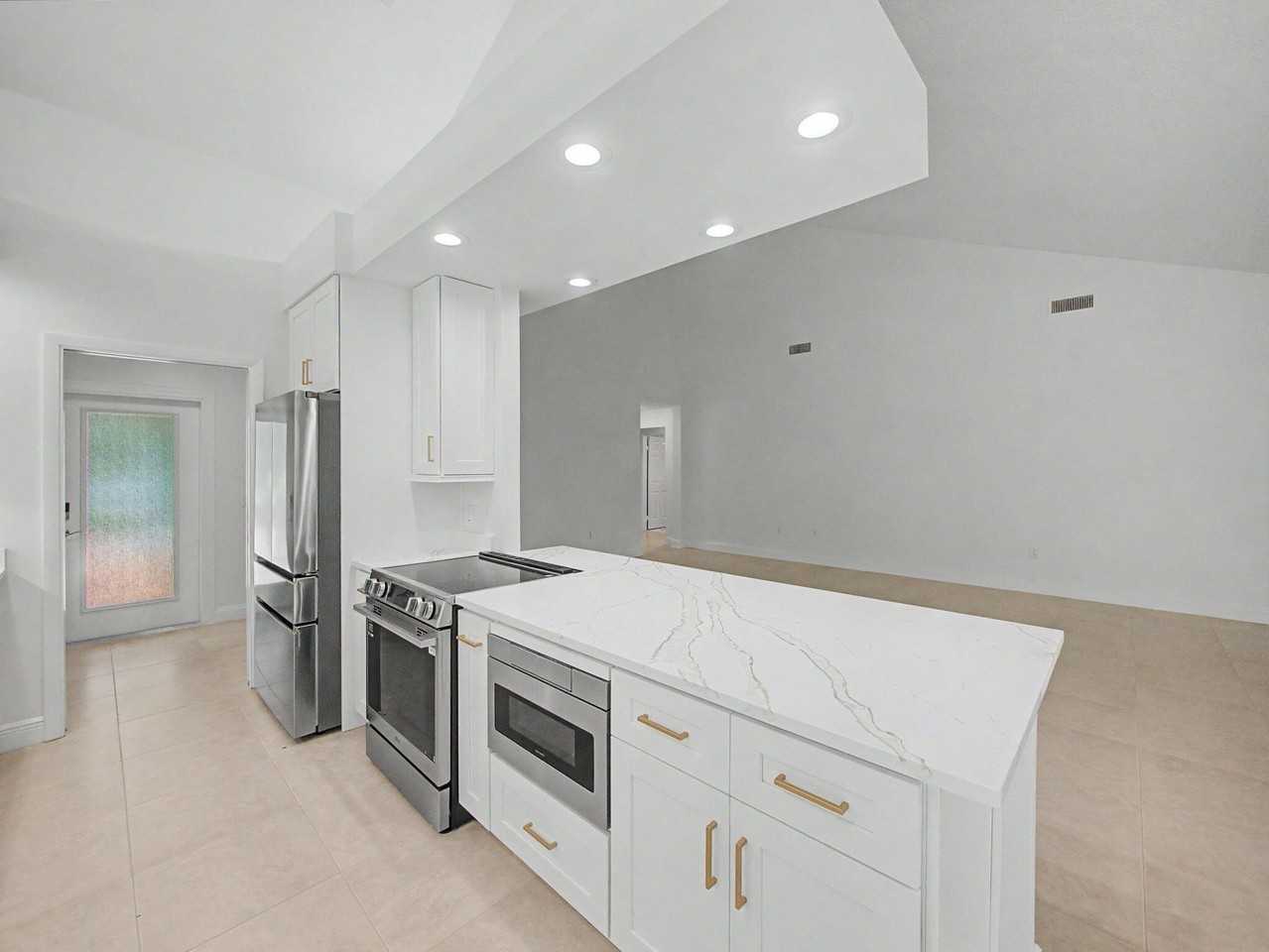 303 Leeward Dr - Photo 6 of 45