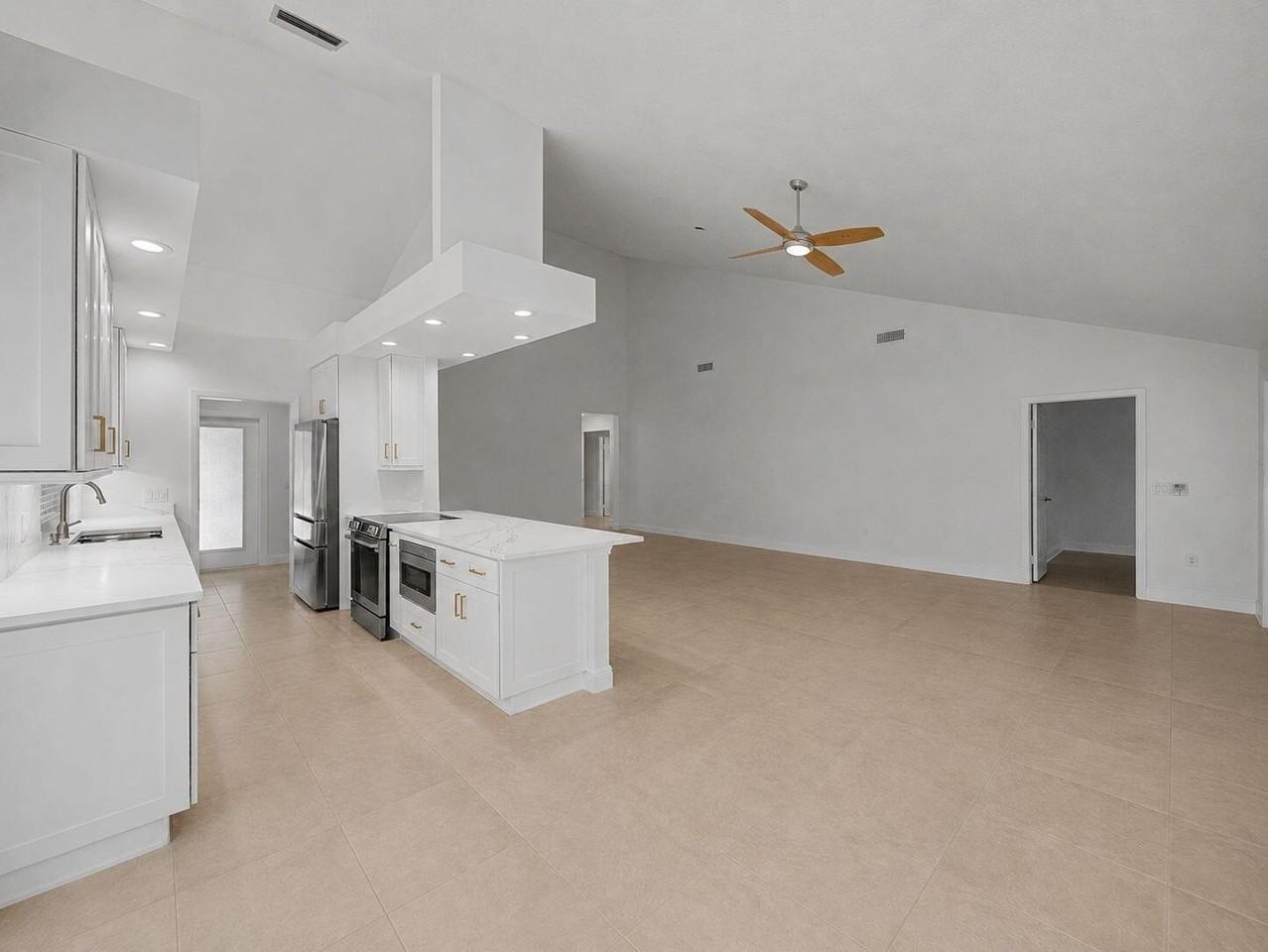 303 Leeward Dr - Photo 7 of 45