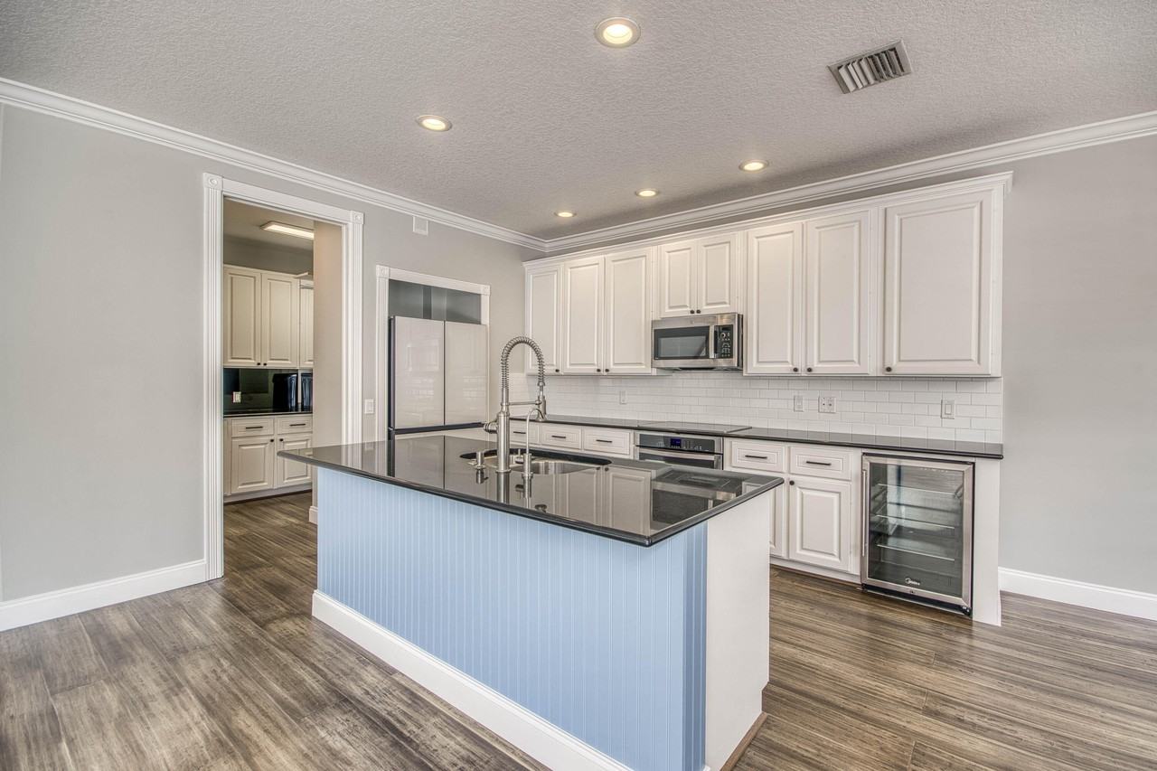 240 Poinciana Dr - Photo 6 of 29