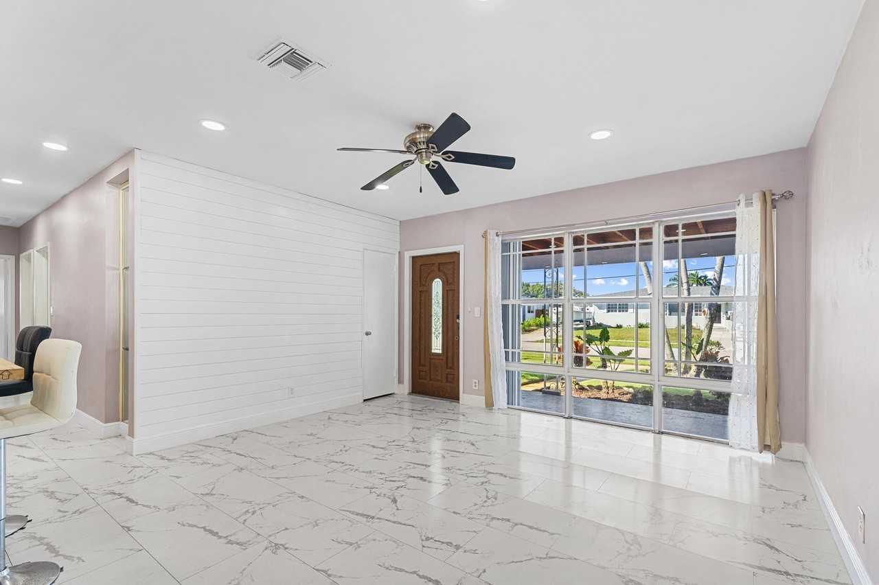 1820 Sw 22nd Ave - Photo 4 of 36