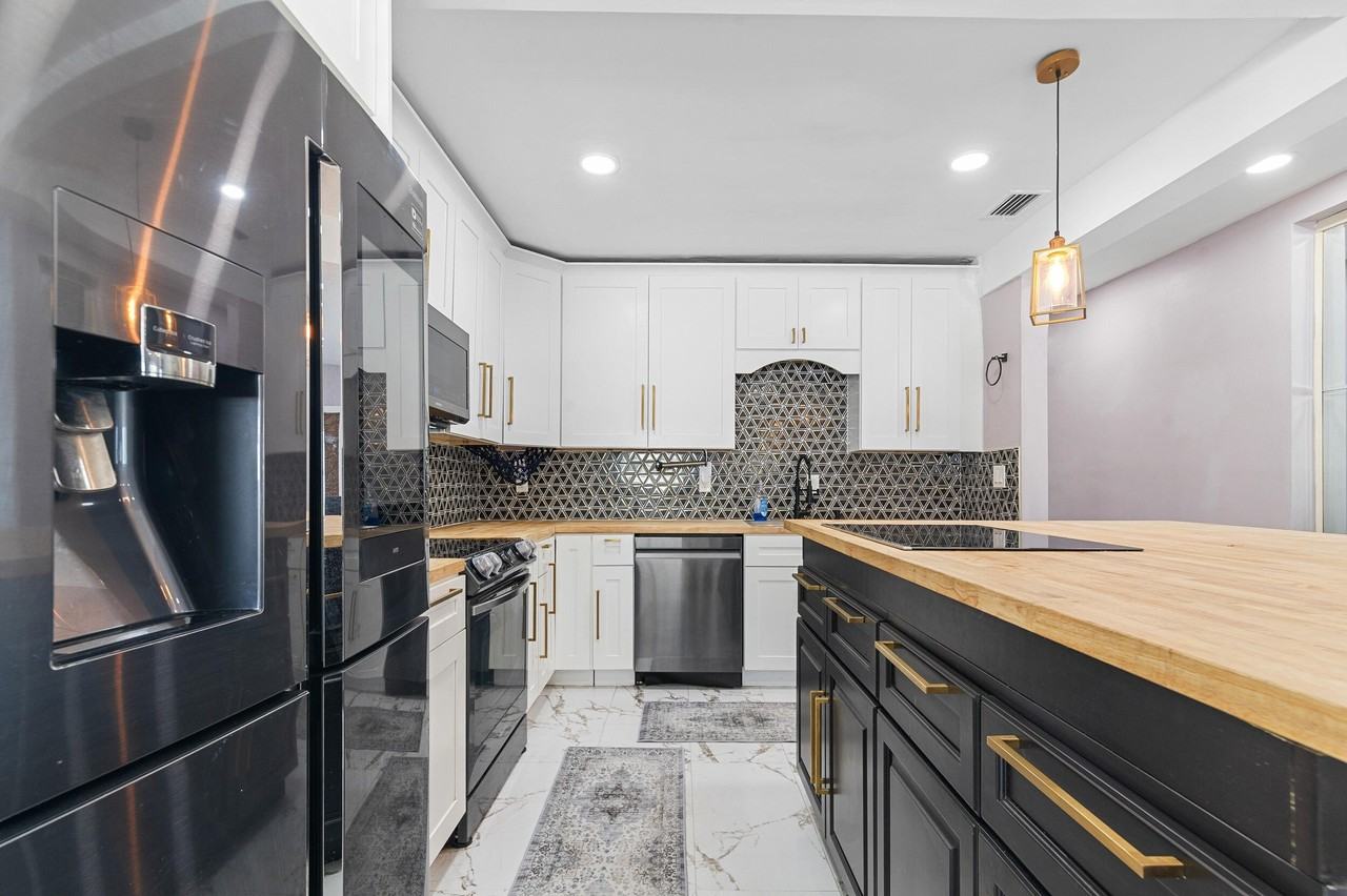 1820 Sw 22nd Ave - Photo 5 of 36