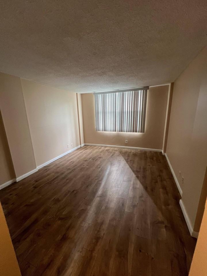 105 Royal Park Dr #1D - Photo 2 of 13