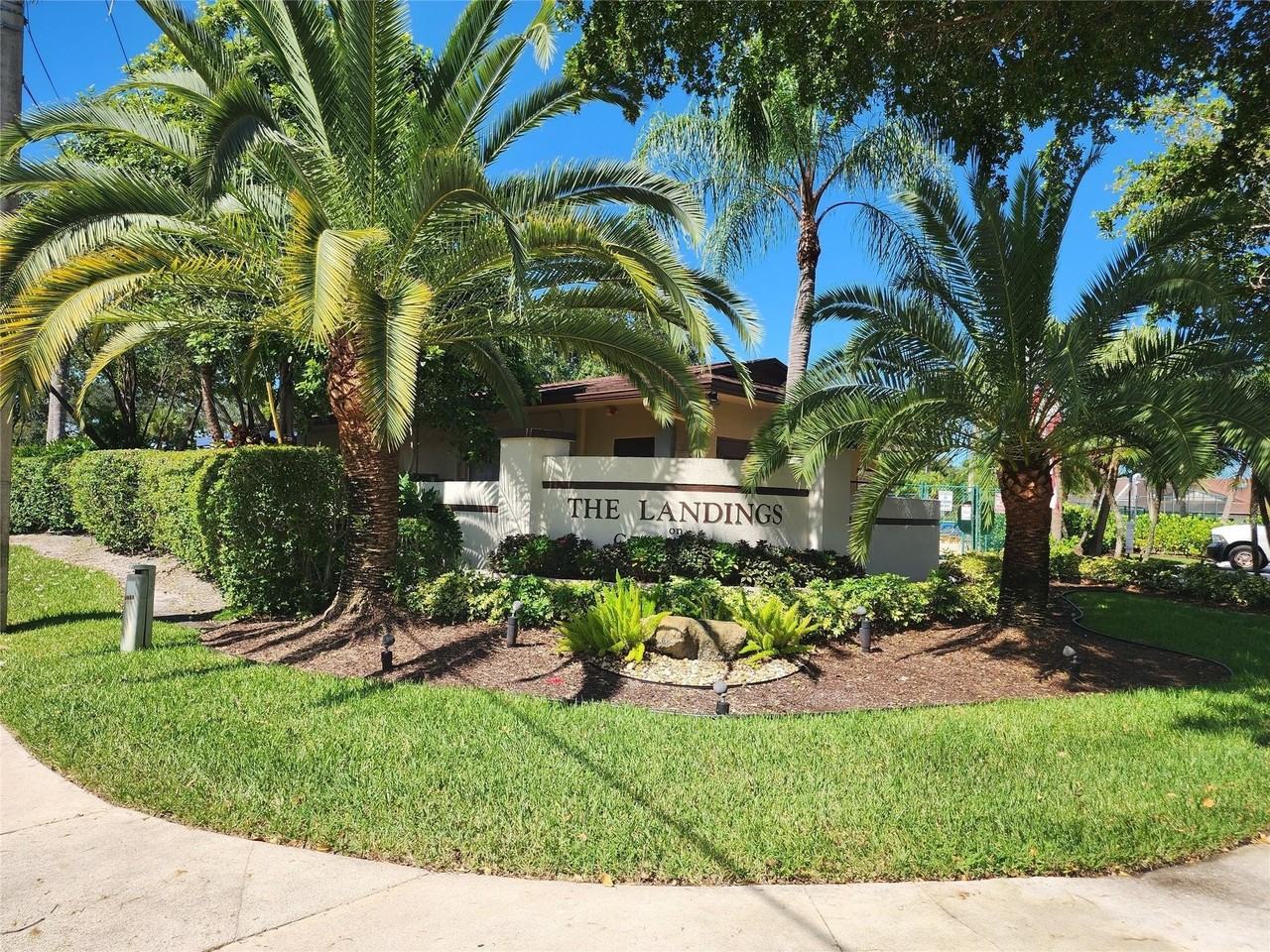 9020 Nw 60th St - Photo 2 of 23
