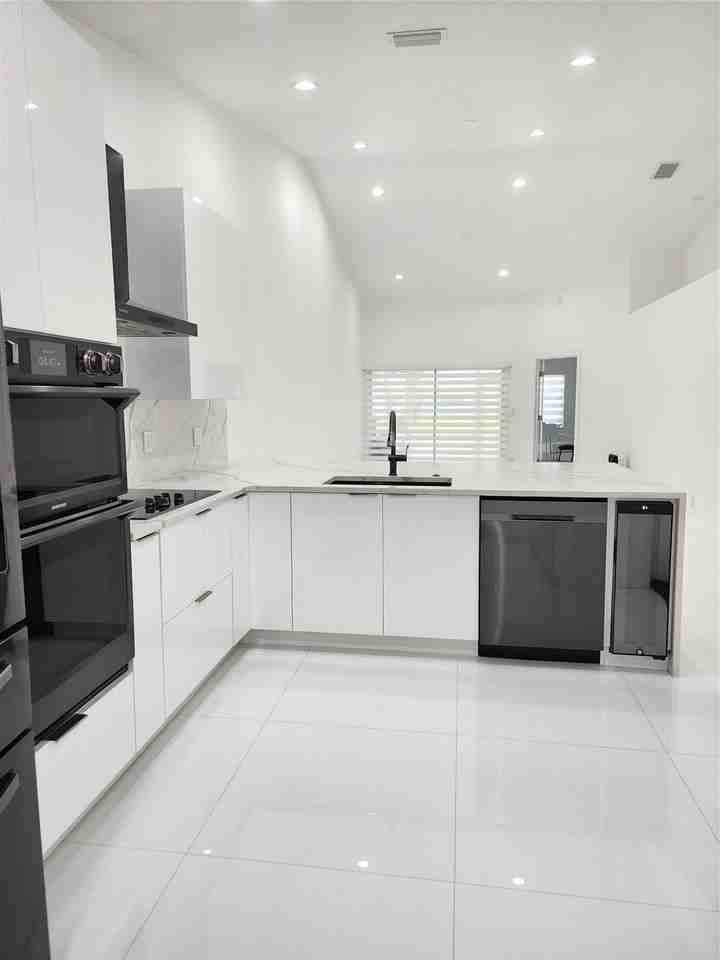 9020 Nw 60th St - Photo 4 of 23