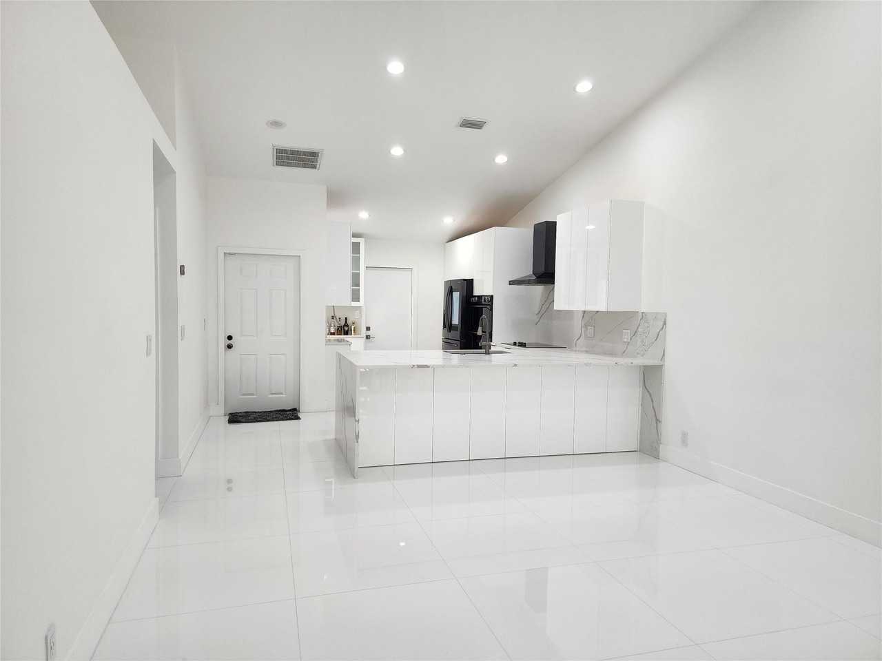 9020 Nw 60th St - Photo 5 of 23