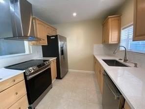 2634 Ne 20th St - Photo 3 of 12