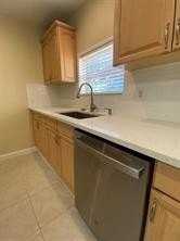 2634 Ne 20th St - Photo 5 of 12