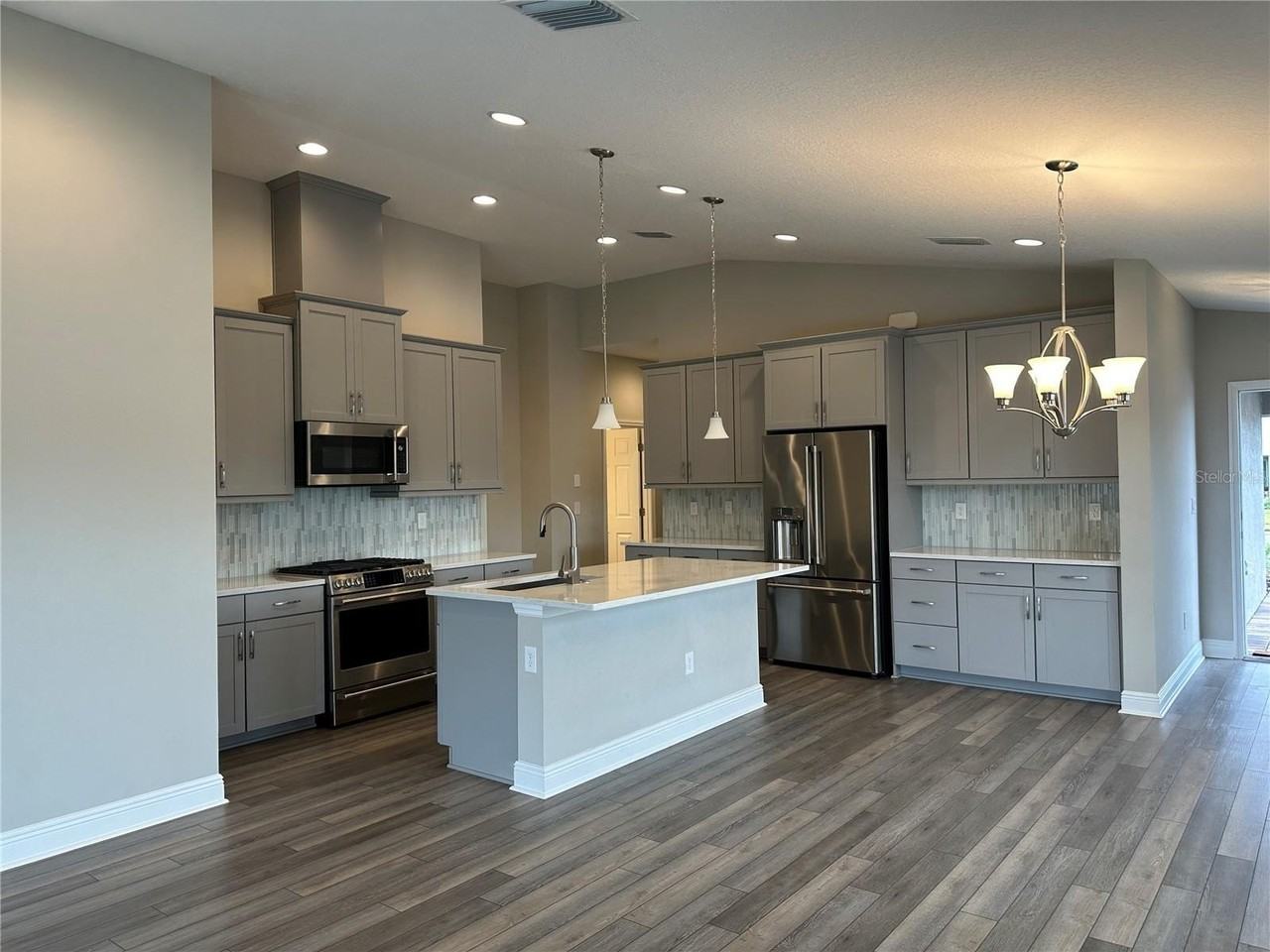 12533 Oak Hill Way - Photo 4 of 36
