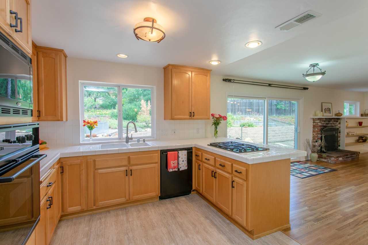 733 Circle Dr - Photo 4 of 21