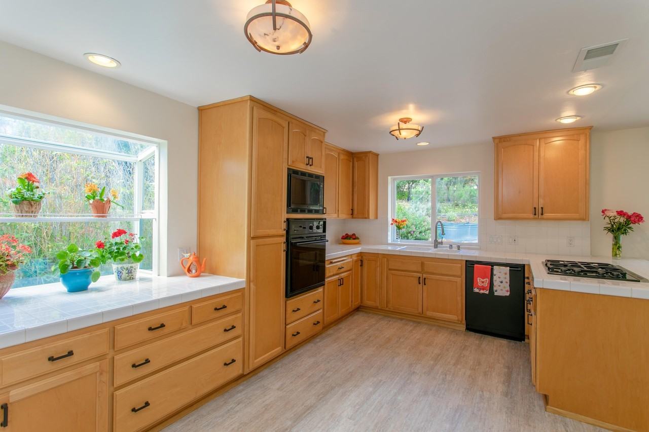 733 Circle Dr - Photo 5 of 21