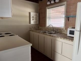 717 Hallam St - Photo 7 of 10