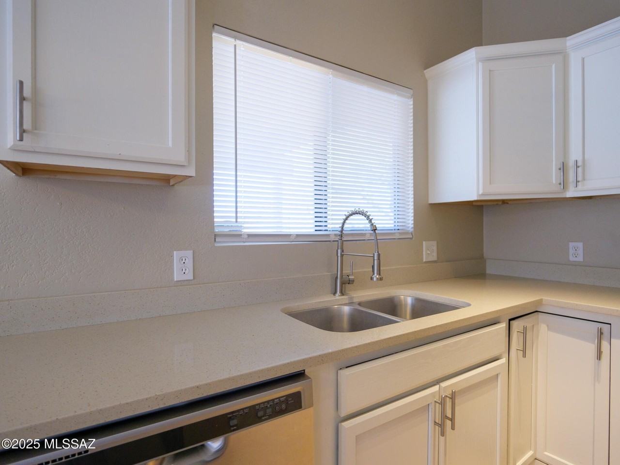 1672 W Wood Crest Ct - Photo 7 of 25