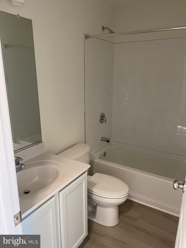 377 Hackley Dr - Photo 4 of 11