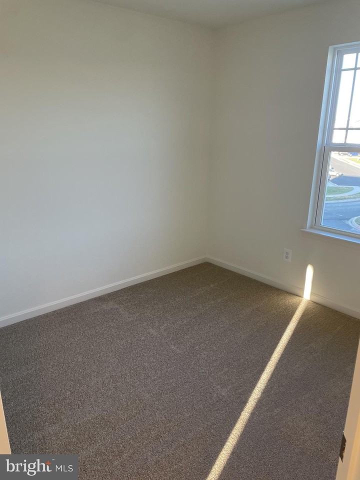 377 Hackley Dr - Photo 5 of 11