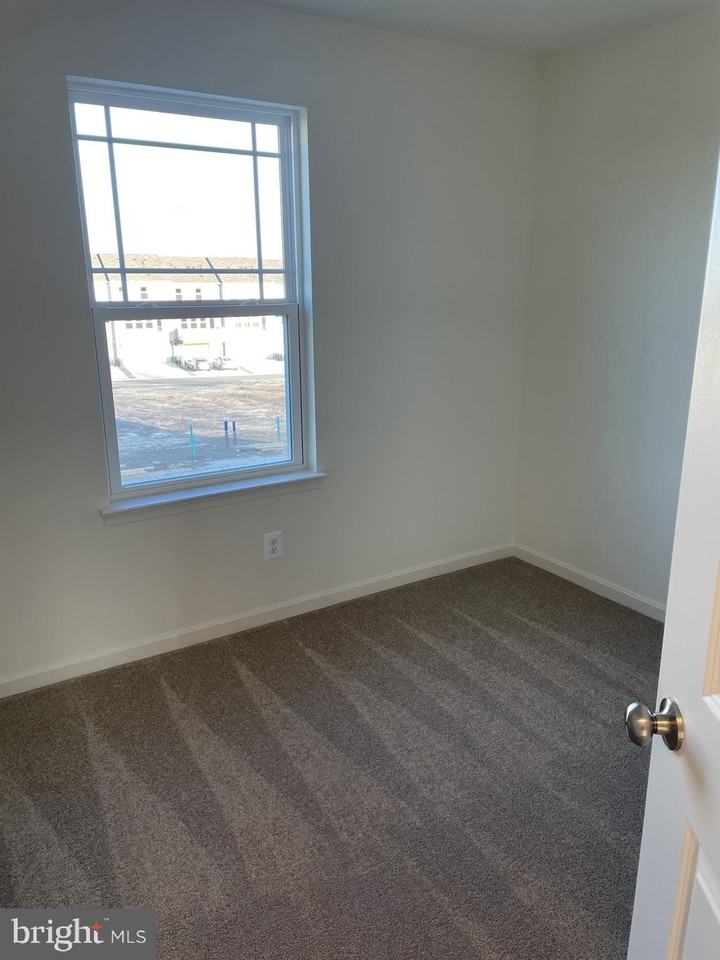 377 Hackley Dr - Photo 6 of 11