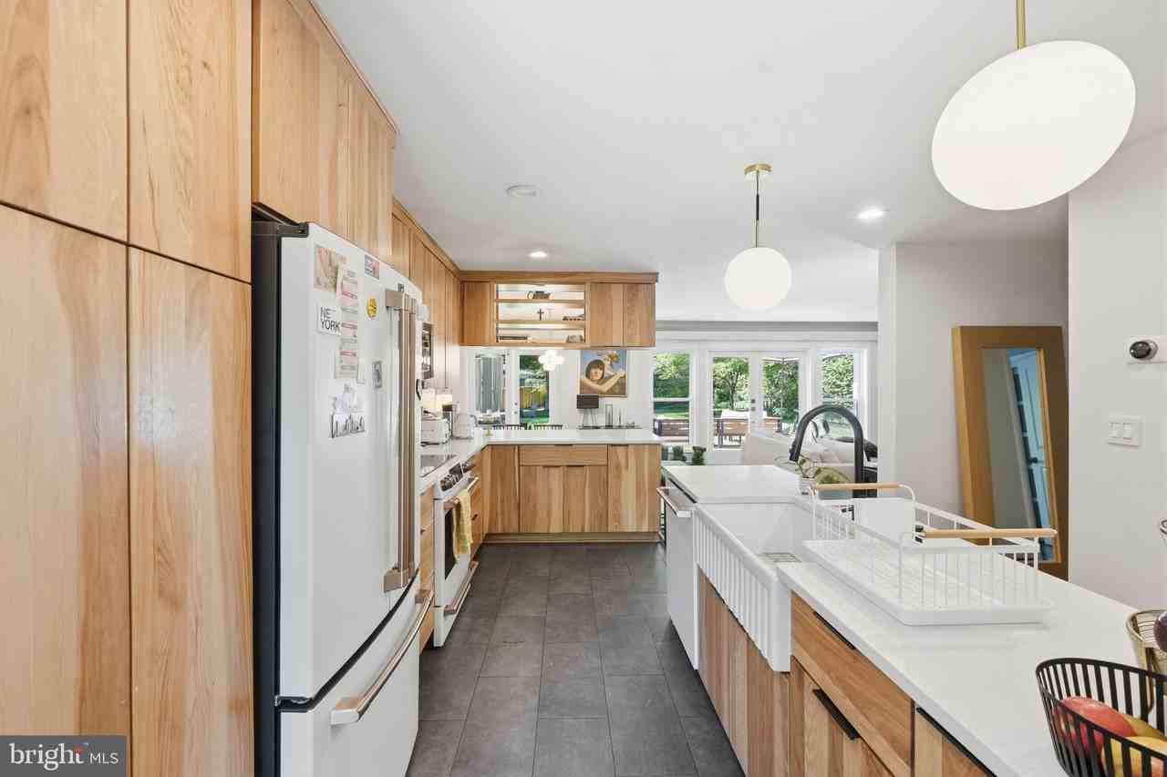 5902 Wilson Ln - Photo 7 of 43