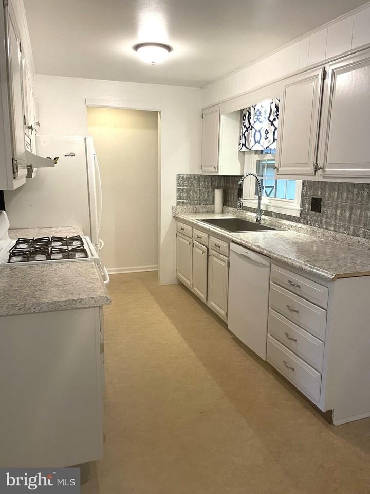 146 Cambridge Rd - Photo 6 of 15