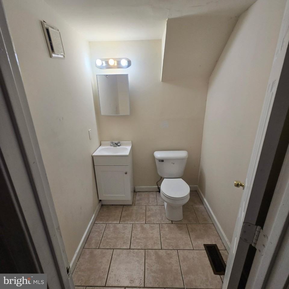 203 W Wyoming Ave - Photo 6 of 8