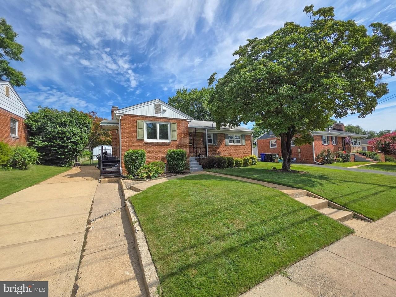 5921 Arlington Blvd - Photo 3 of 33