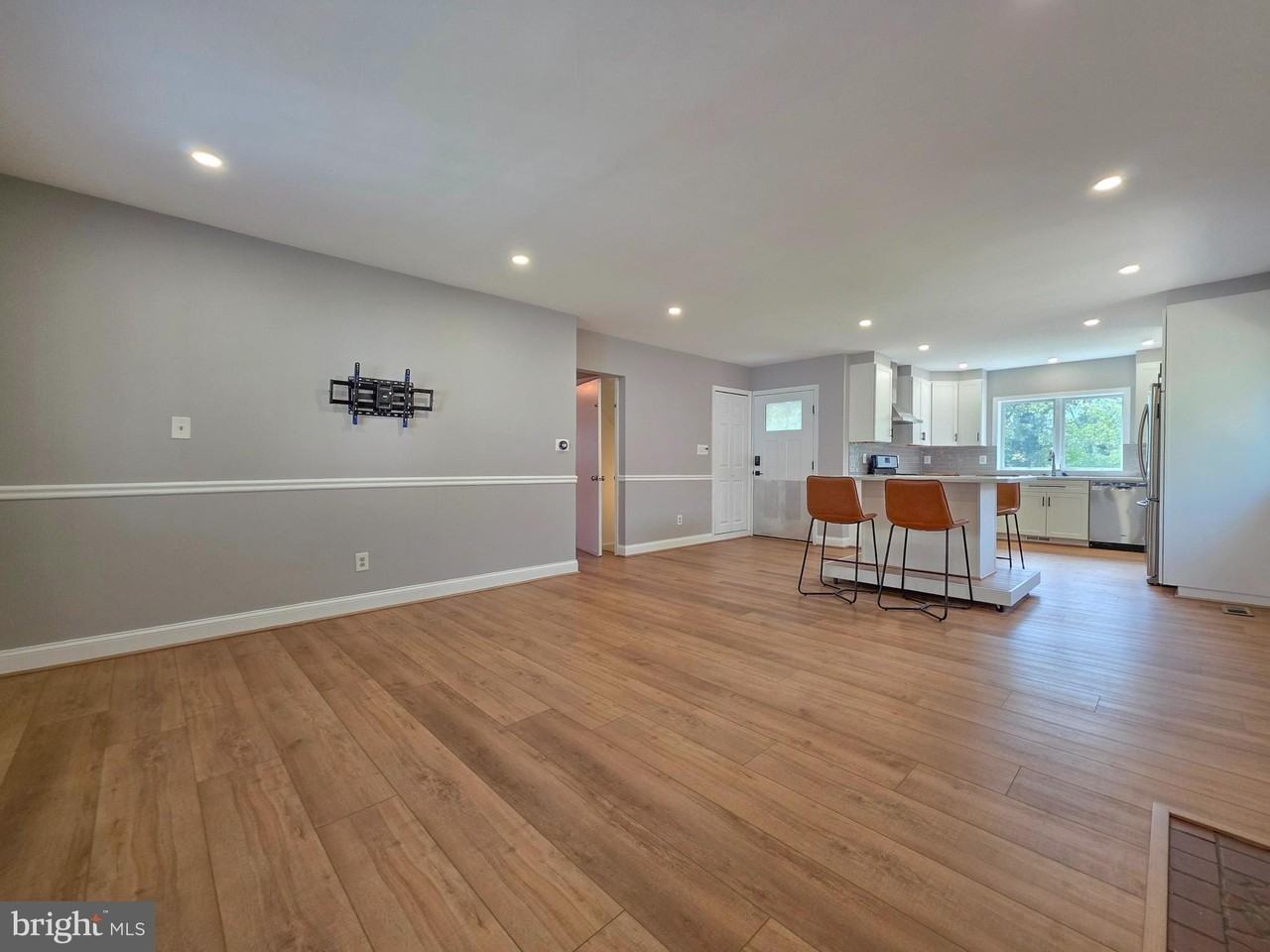 5921 Arlington Blvd - Photo 5 of 33