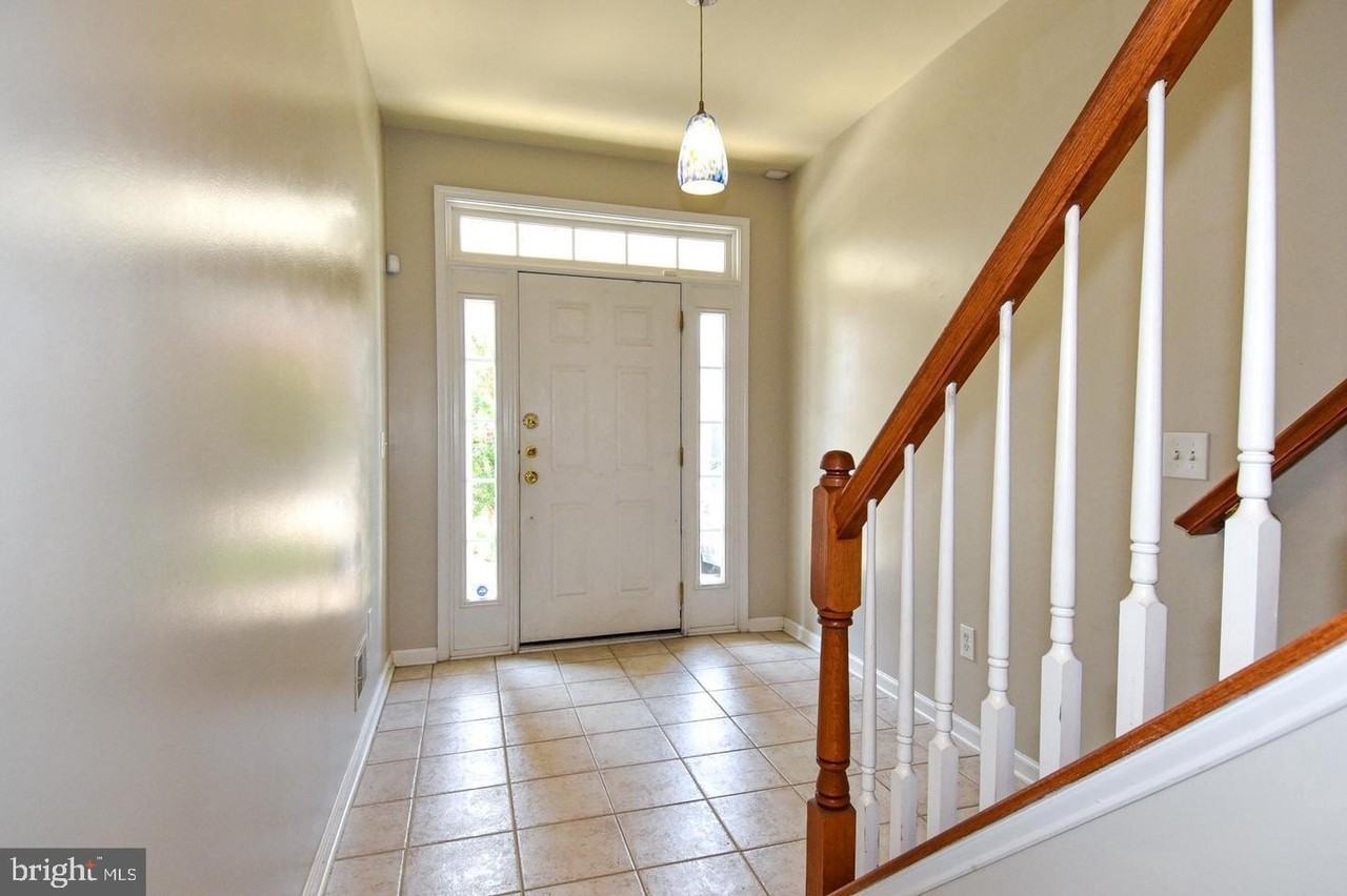 7810 Locust Leaf Ln - Photo 3 of 48