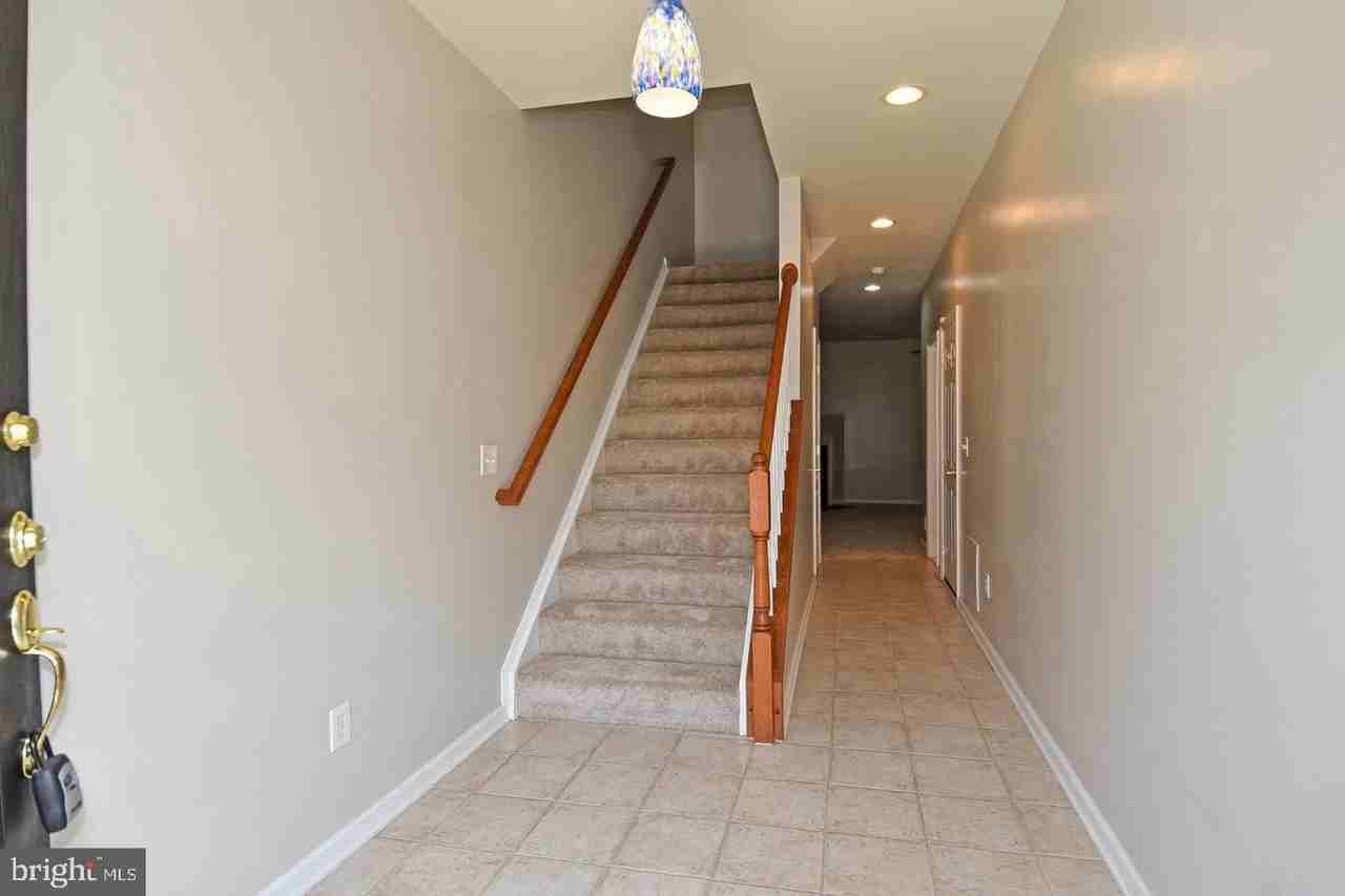 7810 Locust Leaf Ln - Photo 4 of 48