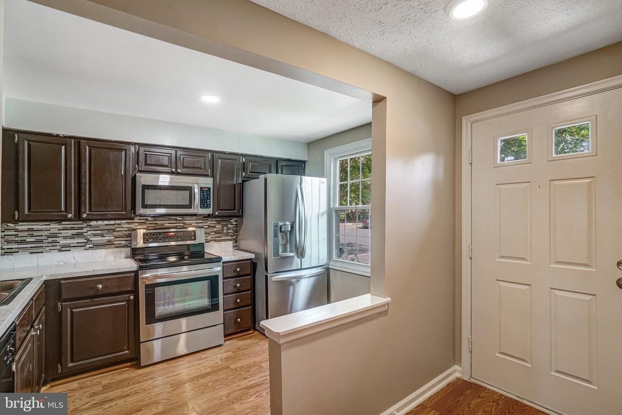 8525 Koluder Ct - Photo 5 of 26