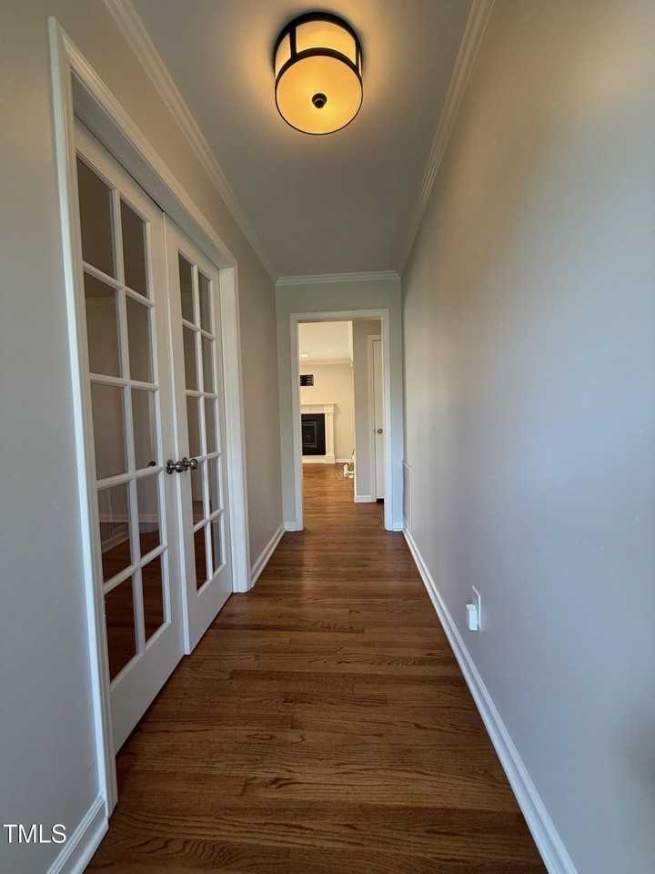 212 Sampson St - Photo 3 of 33