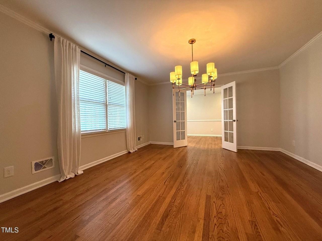 212 Sampson St - Photo 5 of 33