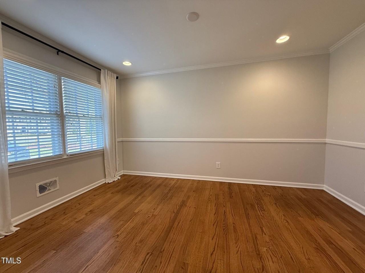 212 Sampson St - Photo 6 of 33