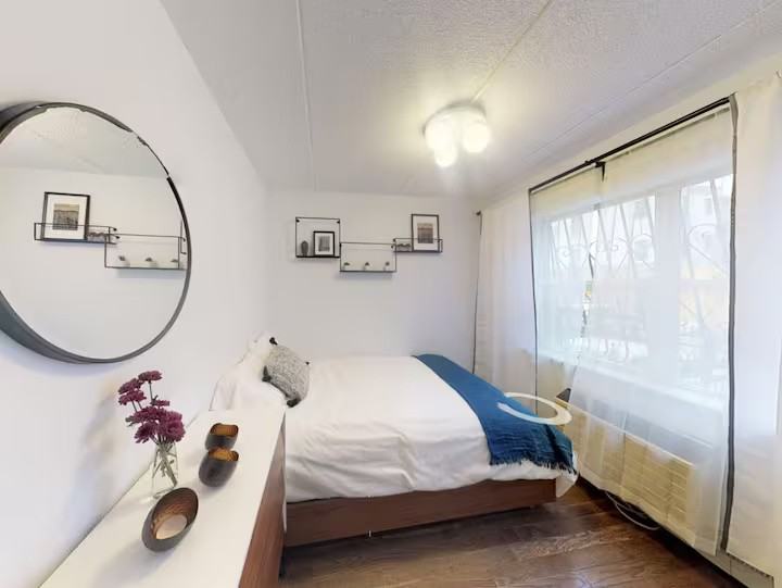 Private Bedroom in 5 Bedroom/3 Bathroom Home - Photo 4 of 5