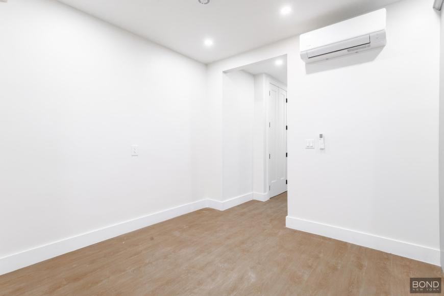 558 Empire Blvd - Photo 4 of 10