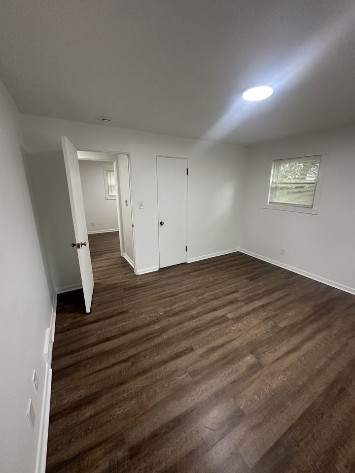 726 Rodney St - Photo 5 of 28