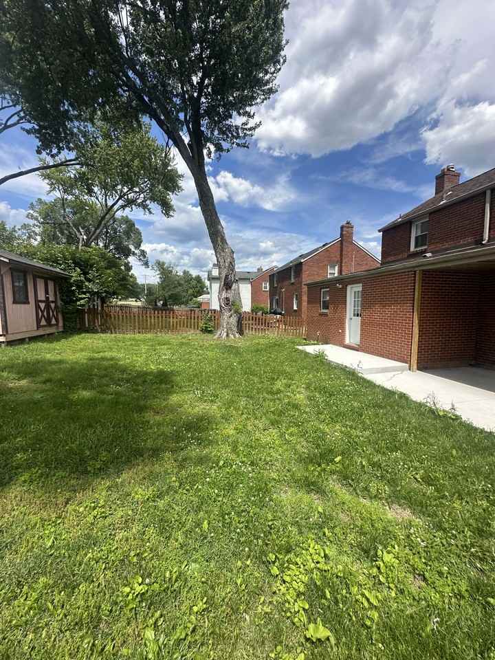 2062 Elmbrook Ln - Photo 4 of 42