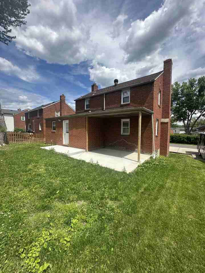 2062 Elmbrook Ln - Photo 5 of 42