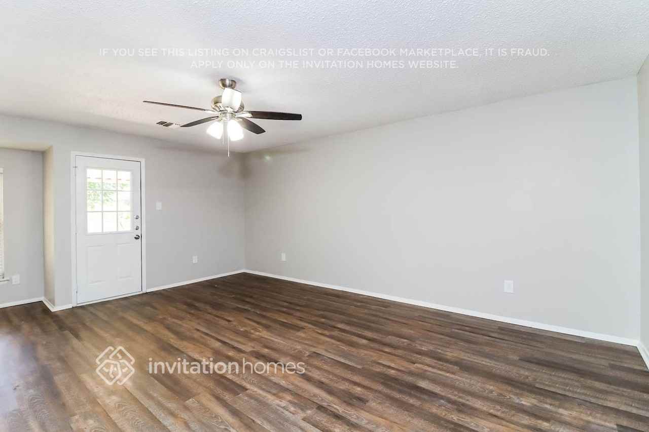 2212 W Oakdale Rd - Photo 2 of 16